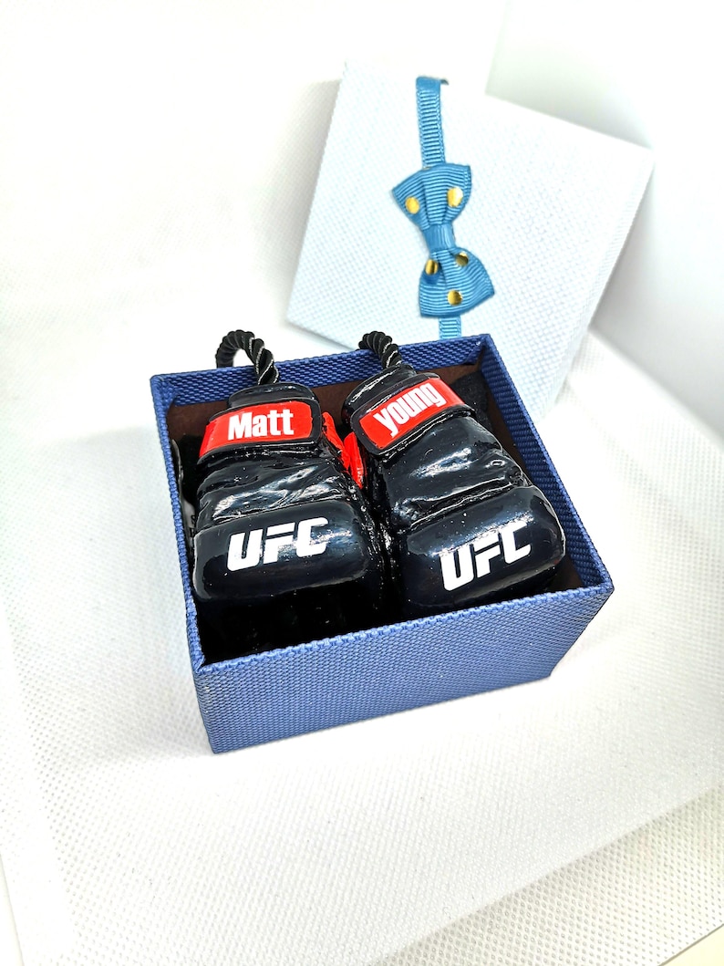 パーソナライズされたMMAグローブカーチャーム、カスタムUFCファイターギフト、車のミラー用UFCグローブ、レスラーへの誕生日ギフト、UFCグローブオーナメント 画像 1