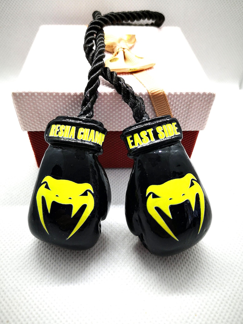 Regalos de guantes de boxeo personalizados, adorno de boxeo Venum personalizado para espejo de coche, amuleto de boxeo, regalos deportivos, regalo de luchador, dijes para espejo de coche imagen 1
