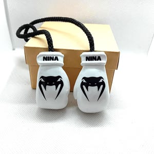 Regalos de guantes de boxeo personalizados, adorno de boxeo Venum personalizado para espejo de coche, amuleto de boxeo, regalos deportivos, regalo de luchador, dijes para espejo de coche imagen 7
