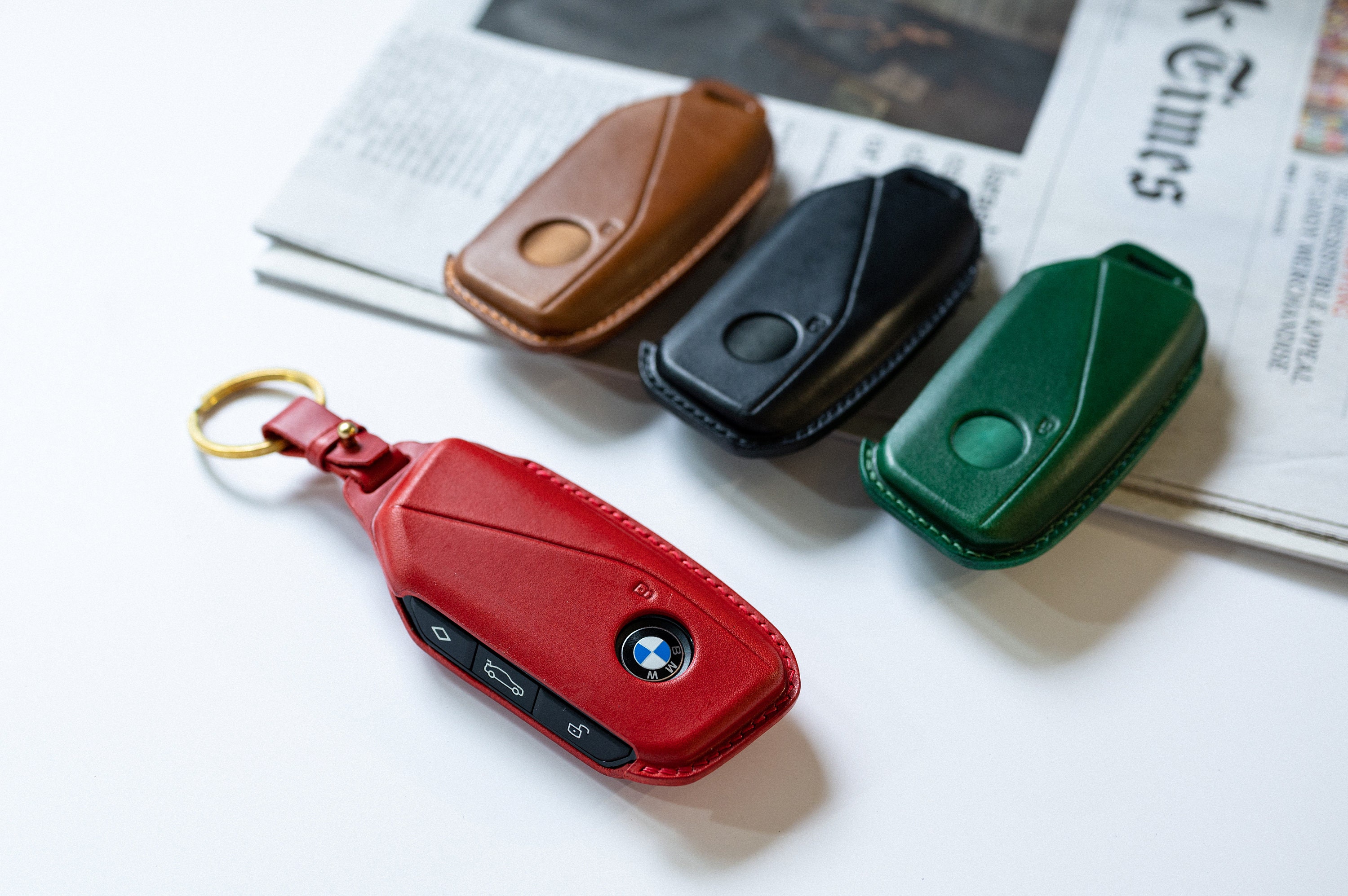 kwmobile Autoschlüssel Hülle kompatibel mit BMW Display Key Autoschlüssel -  Hardcover Schutzhülle Schlüsselhülle Cover Rallystreifen Sidelines Rot  Schwarz: : Auto & Motorrad