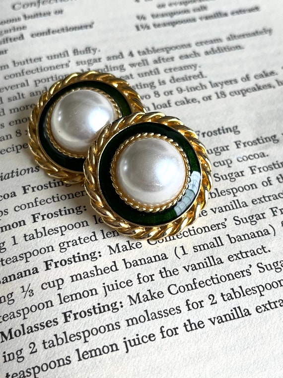 Vintage 90s Gold Tone Faux Pearl and Green Enamel… - image 2