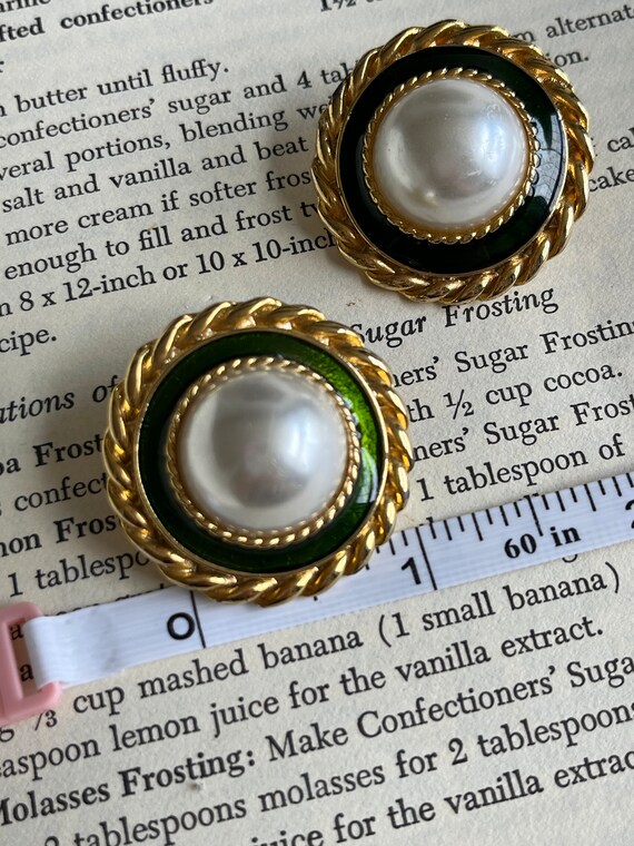 Vintage 90s Gold Tone Faux Pearl and Green Enamel… - image 6