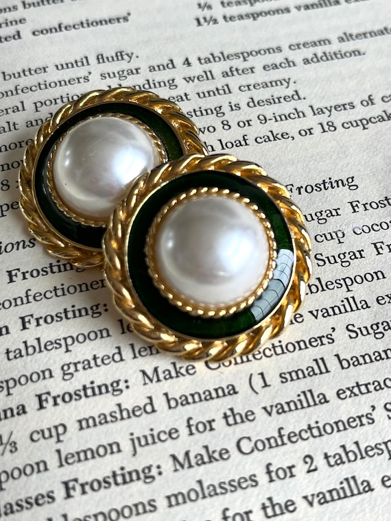 Vintage 90s Gold Tone Faux Pearl and Green Enamel… - image 1