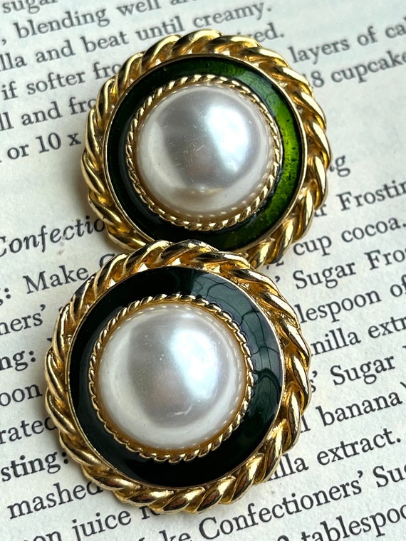 Vintage 90s Gold Tone Faux Pearl and Green Enamel… - image 3
