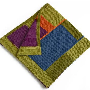 Pu&ograve; includere: Una copertina per neonati di lana verde, viola, arancione e blu con un motivo geometrico.