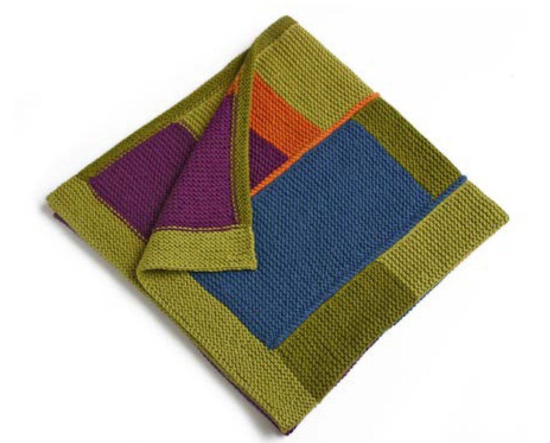 Pu&ograve; includere: Una copertina per neonati di lana verde, viola, arancione e blu con un motivo geometrico.