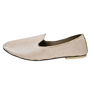 Peut inclure: Une paire de mocassins en velours beige clair avec une pointe pointue et une semelle plate.