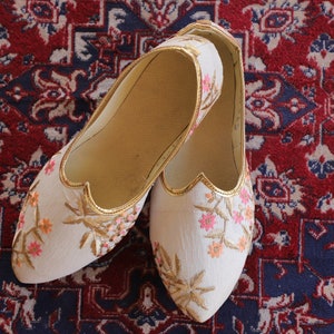 Mojari / jutiya / chaussures plates ethniques faites main pour hommes de couleur beige pour tenue indienne | chaussures pour hommes | juties pour hommes