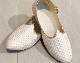White colour Handmade ethnic Men&#39;s Mojari / jutiya / flat shoes for Indian outfit | shoes for men | juties for men