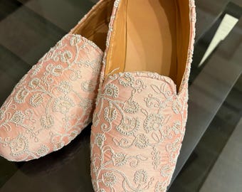 Sapatos Mojari masculinos de seda feitos à mão | Bordado floral, estilo indiano juttie