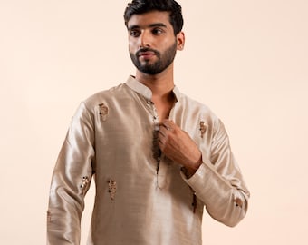 Guldfärgad kurta-pyjamas för alla slags tillfällen | etniska herrkläder | Indiska kläder för män | Handgjord brudklänning | Sekvensarbete i kurta för män