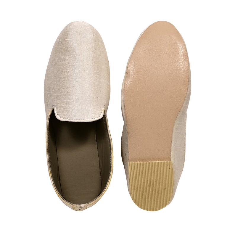 Peut inclure: Une paire de chaussures &agrave; enfiler de couleur blanc cass&eacute; avec une tige en tissu textur&eacute; et une semelle marron clair.