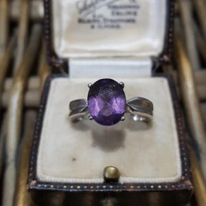 Bague solitaire vintage en argent sterling, pâte violette, taille M.5 / US 6,75 / EU 53