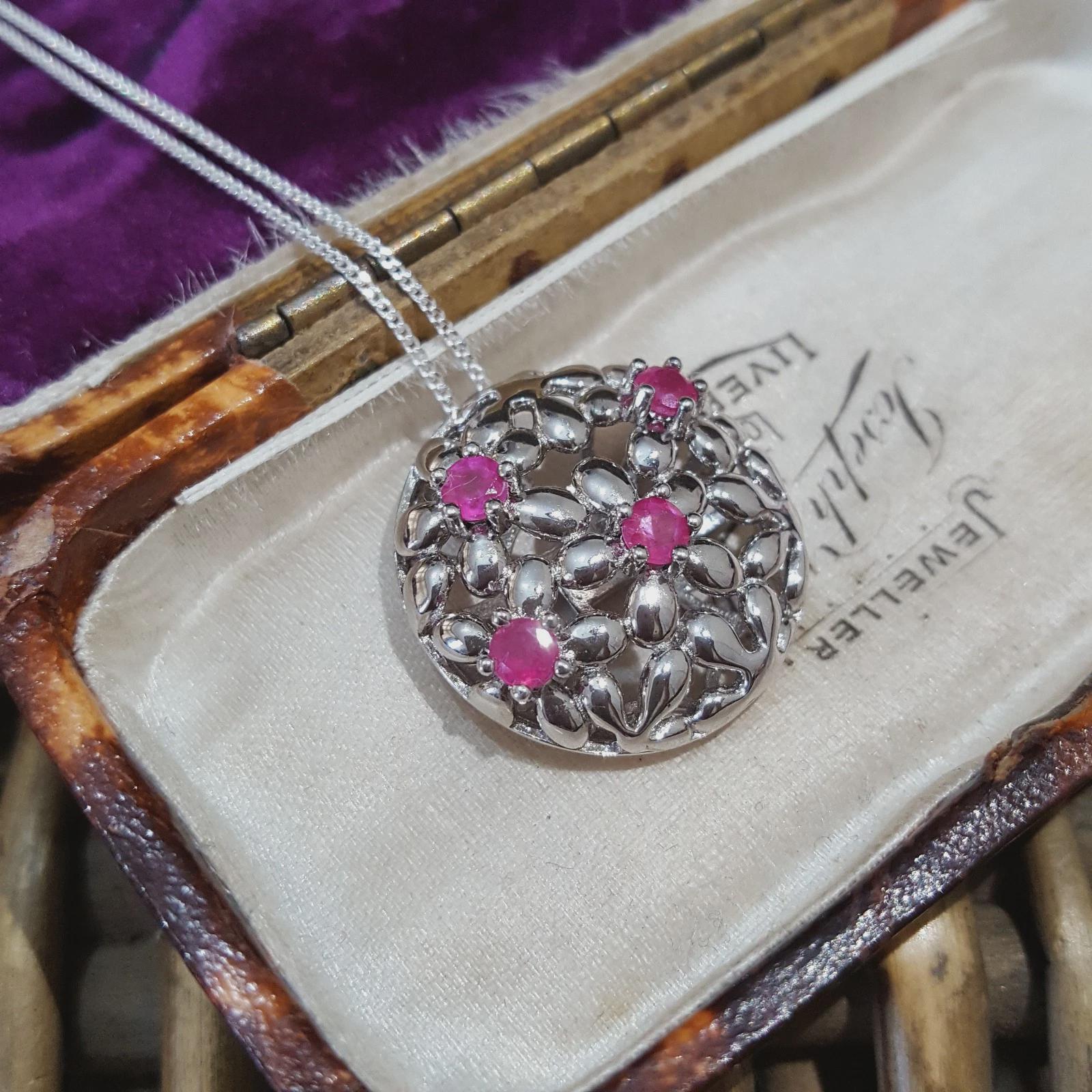 タイジュエリー　天然ルビー　ネックレス　スターリングシルバー　925 925スターリングシルバーネックレス、ルビーペンダント、花柄、18