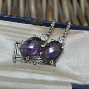 925スターリングシルバーのイヤリング、キラキラ輝く模造アメジストのダングルイヤリング