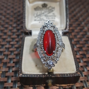 Può includere: Un set di tre tazze in ceramica con finitura opaca e macchiettata. Le tazze sono nei toni del crema, grigio chiaro e grigio scuro. Ogni tazza ha un design semplice e minimalista.