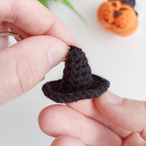 Crochet witch hat pattern, easy crochet Halloween keychain image 2