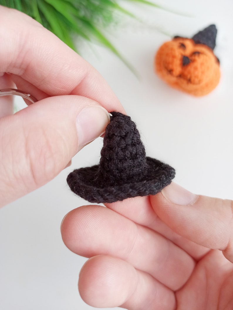 Crochet witch hat pattern, easy crochet Halloween keychain image 2