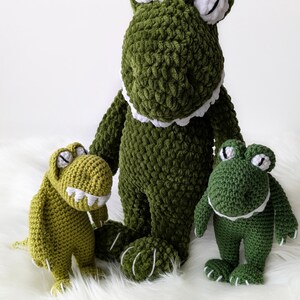 Puede incluir: Tres peluches de rana hechos a mano con ganchillo, de diferentes tama&ntilde;os. Las ranas son de tonos verdes con detalles blancos en los ojos y los cuellos. La rana m&aacute;s grande mide unos 30 cm de alto.
