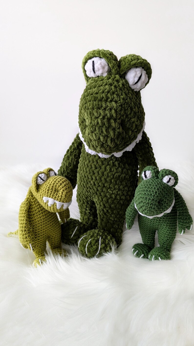 Puede incluir: Tres peluches de rana hechos a mano con ganchillo, de diferentes tama&ntilde;os. Las ranas son de tonos verdes con detalles blancos en los ojos y los cuellos. La rana m&aacute;s grande mide unos 30 cm de alto.