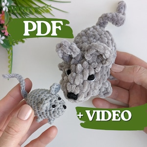 Könnte beinhalten: Zwei graue gehäkelte Mäuse, eine größer als die andere, mit schwarzen Augen und Nasen. Die größere Maus hat einen langen Schwanz. Das Bild enthält den Text "PDF + VIDEO".