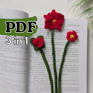 Puede incluir: Tres marcap&aacute;ginas de ganchillo con forma de flor y tallos verdes largos. Las flores son rojas con centros amarillos. Los marcap&aacute;ginas est&aacute;n sobre una p&aacute;gina de libro abierta. El texto en la imagen dice PDF 3 in 1. El tejido muestra p&eacute;talos detallados.
