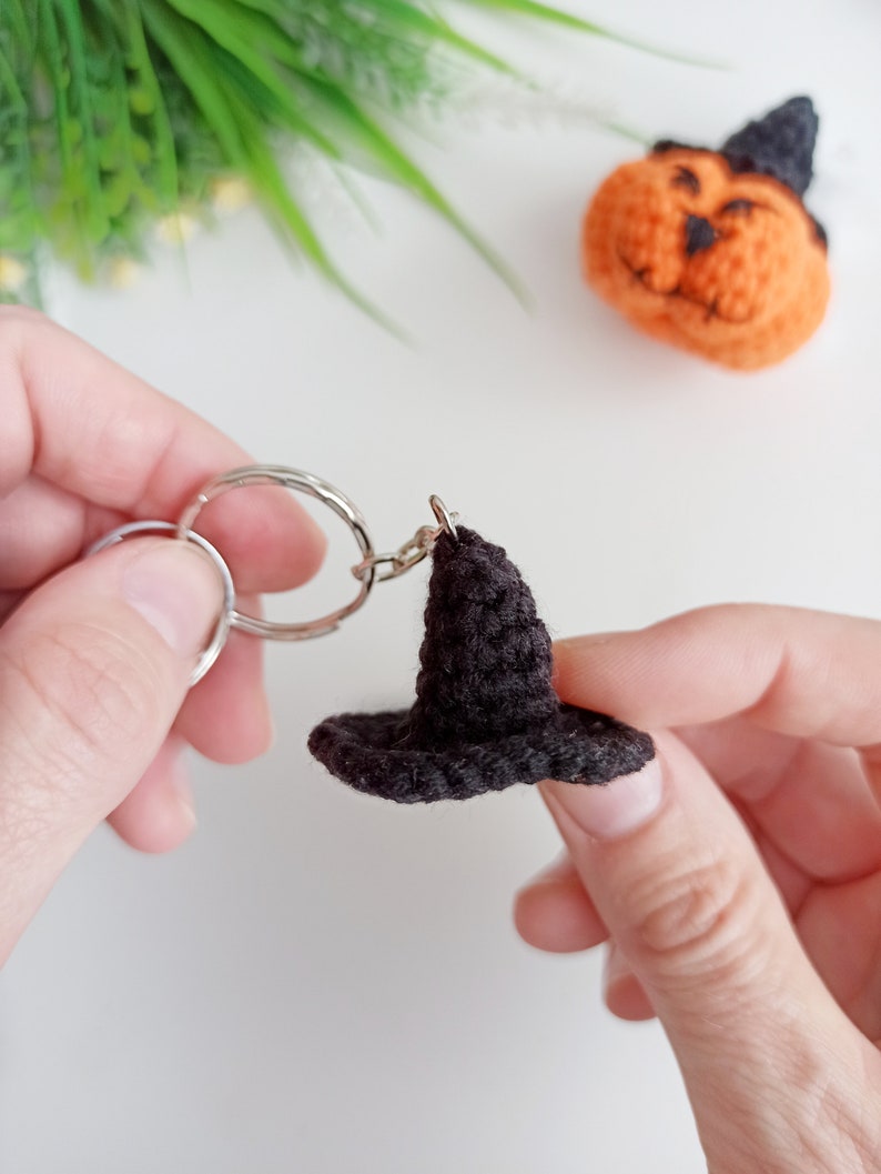 Crochet witch hat pattern, easy crochet Halloween keychain image 3