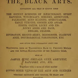 以下が含まれることがあります： 「The Secret Book of The Black Arts」と題された古い本の表紙。悪魔学、魔術、占星術、占いなどのトピックがテキストに記載されています。1875年にニューヨークのHurst & Co.から出版されました。
