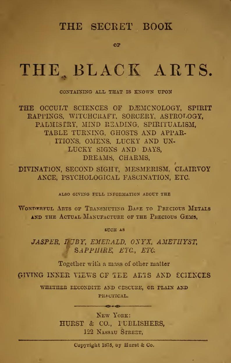 以下が含まれることがあります： 「The Secret Book of The Black Arts」と題された古い本の表紙。悪魔学、魔術、占星術、占いなどのトピックがテキストに記載されています。1875年にニューヨークのHurst & Co.から出版されました。
