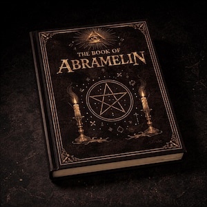 Puede incluir: Un libro de tapa dura titulado "THE BOOK OF ABRAMELIN" con letras e ilustraciones doradas. La portada presenta un pentagrama, velas y un dise&ntilde;o de ojo que todo lo ve. El libro tiene una est&eacute;tica oscura y antigua.
