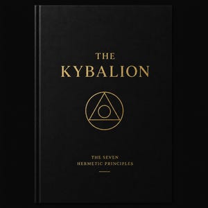Op de afbeelding: Een zwart hardcover boek met de titel "The Kybalion" in gouden letters en een geometrisch symbool. De tekst "The Seven Hermetic Principles" staat onder de titel op de omslag.