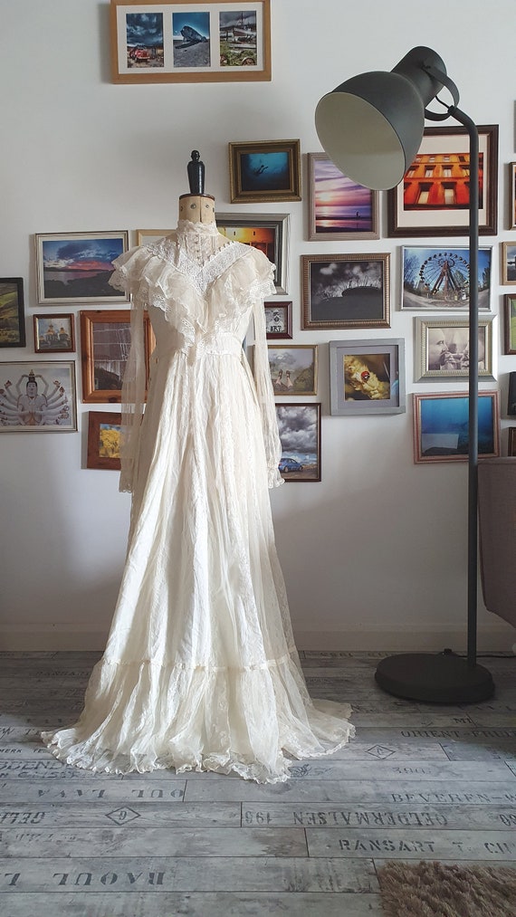 Authentic 1970's GUNNE SAX long off white prarie d