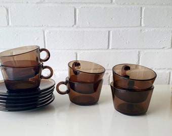 6er Set Vintage Französische Vereco Rauchbraun Gehärtetes Glas kleine Kaffeetassen und Untertassen, Retro Glas Geschirr