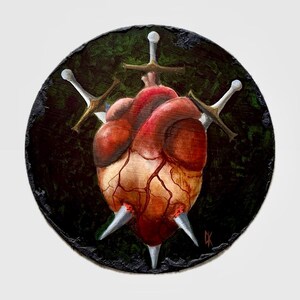 Schilderij met tarotsymbool met bloedend hart – gotische olieverf op rond mdf – 30 cm getextureerd donker realisme muurdecoratie – surrealistisch anatomisch hart met