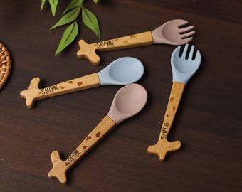 Set cucchiaio e forchetta per neonati in silicone, regali per cucchiai per neonati, set di posate per neonati personalizzato, regali per baby shower, utensili in silicone, regalo per la nuova mamma