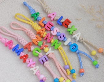 Gepersonaliseerde naamlettersleutelhanger, aangepaste naamlettersleutelhanger, kleurrijke letterbedel, initialen handgemaakt cadeau, aangepaste tasbedel uniek cadeau