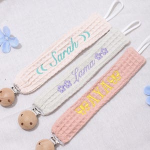 Personalisierter Schnullercliphalter, personalisierter Stoffschnullerclip mit Holzclip, handgestickter Name, Babypartygeschenk