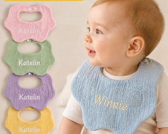 Babero de algodón muselina personalizado para bebé, paño para eructar con nombre bordado, borde festoneado suave.