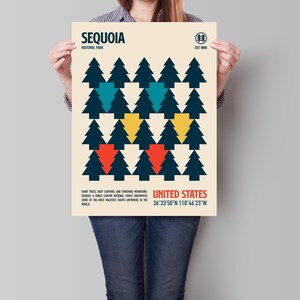 Op de afbeelding: Een poster in retro-stijl met een geometrisch ontwerp van donkerblauwe dennenbomen met rode, gele en blauwe accenten. De poster bevat de tekst "Sequoia National Park" en "Verenigde Staten 36&deg;33&prime;50&Prime;N 118&deg;46&prime;23&Prime;W".