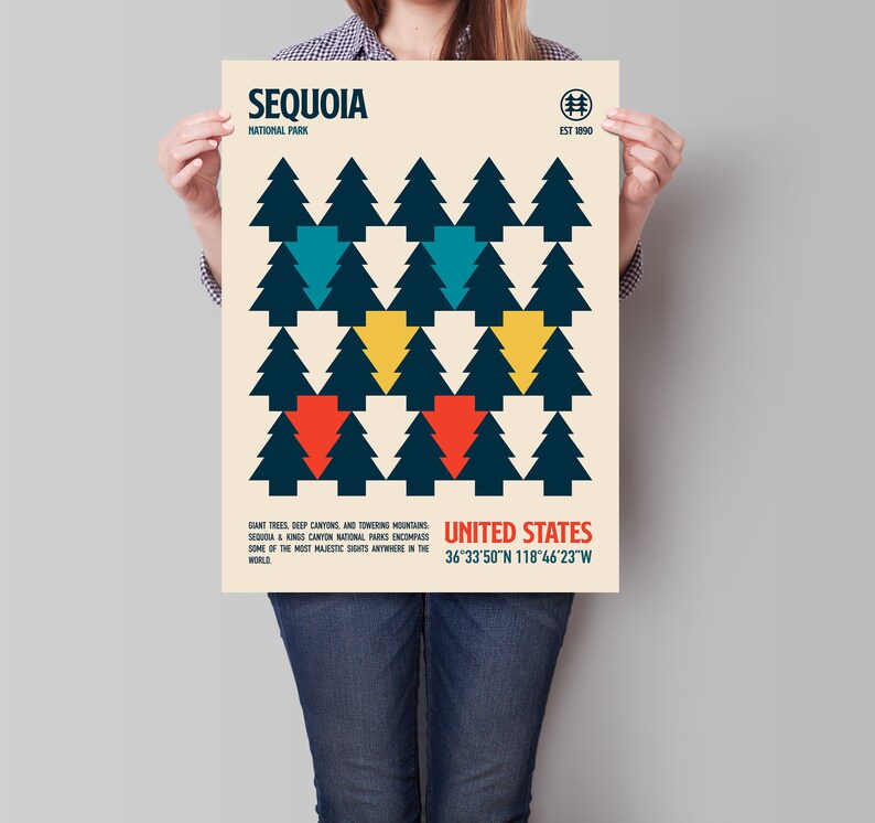 Op de afbeelding: Een poster in retro-stijl met een geometrisch ontwerp van donkerblauwe dennenbomen met rode, gele en blauwe accenten. De poster bevat de tekst "Sequoia National Park" en "Verenigde Staten 36&deg;33&prime;50&Prime;N 118&deg;46&prime;23&Prime;W".