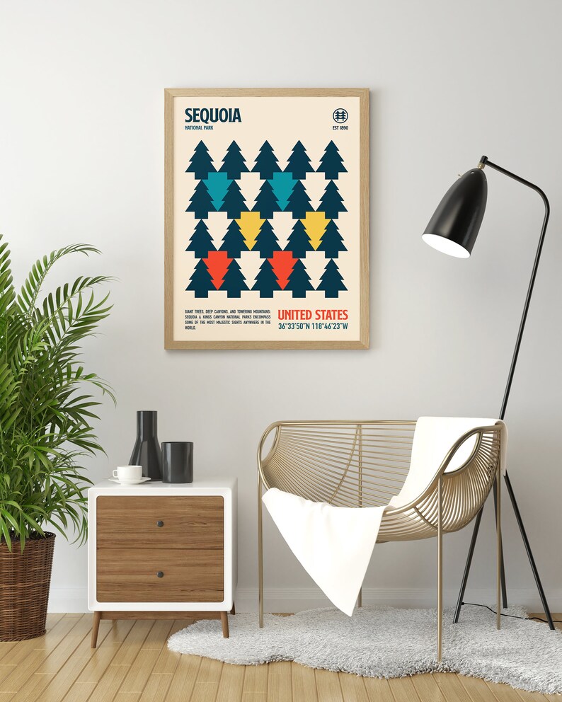 Op de afbeelding: Een minimalistische poster met een geometrisch ontwerp van bomen in tinten blauw, groen, geel en rood. De poster bevat de tekst "SEQUOIA NATIONAL PARK" en "UNITED STATES 36&deg;33&prime;50&Prime;N 118&deg;46&prime;23 W".
