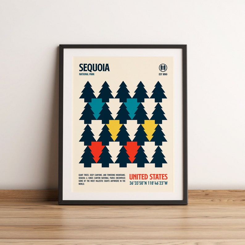 Op de afbeelding: Een minimalistisch posterontwerp met een gestileerd bos van donkerblauwe bomen met rode, gele en blauwe accenten. De poster vermeldt "Sequoia National Park" en "Verenigde Staten 36&deg;33&prime;50&Prime;N 118&deg;46&prime;23&Prime;W".