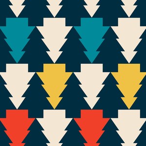 Op de afbeelding: Een naadloos patroon met gestileerde kerstboompjes in verschillende kleuren, waaronder turquoise, wit, geel en rood. De boompjes zijn in een herhalend patroon gerangschikt op een donkerblauwe achtergrond.