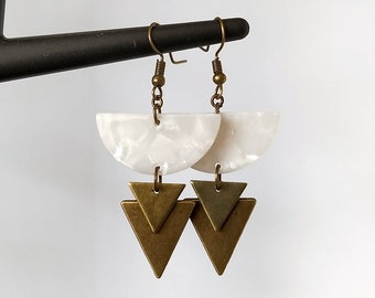 Boucles d'oreilles bronze demi cercle acetate blanc nacre double triangle bronze