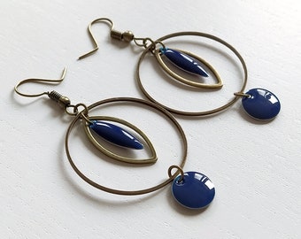 Könnte beinhalten: Ein Paar Creolen mit einem blauen tropfenförmigen Anhänger und einem blauen runden Anhänger, der an jedem Creolen hängt.