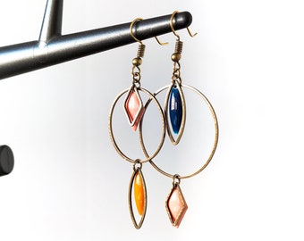 Boucles d'oreilles bronze asymetriques - cercles 30 et 25 - losanges roses pales - navettes moutarde et bleu nuit