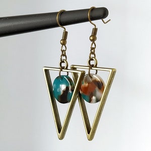 Brincos grandes triangulares de bronze com lantejoulas em acetato transparente marrom, turquesa e branco.
