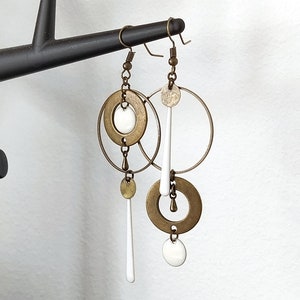 Asymmetrical bronze earrings long black or white sequin round connector circle drop Blanc plat