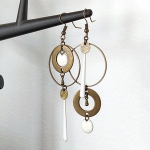 Boucles d'oreilles bronze asymetriques long sequin noir ou blanc connecteur rond cercle goutte Blanc plat