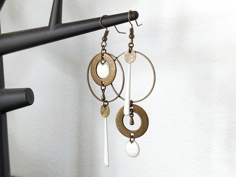 Asymmetrical bronze earrings long black or white sequin round connector circle drop Blanc plat